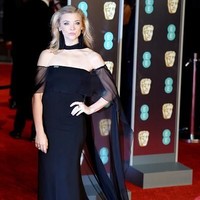 Busana Natalie Dormer sebenarnya tidak buruk. Namun aksen selendang bermaterial transparan cukup mengganggu keseluruhan gayanya. Foto: Getty Images