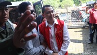 Mereka tampak memakai rompi tahanan saat turun dari mobil tahanan.