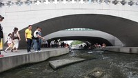 Ada juga yang memancing ikan di sungai tersebut. 