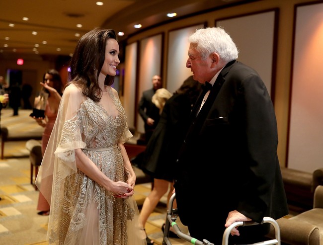 Angelina Jolie muncul di acara the 32nd Annual American Society Of Cinematographers Awards di The Ray Dolby Ballroom, Hollywood & Highland Center, Los Angeles, Sabtu (17/2/2018). Foto: Getty Images