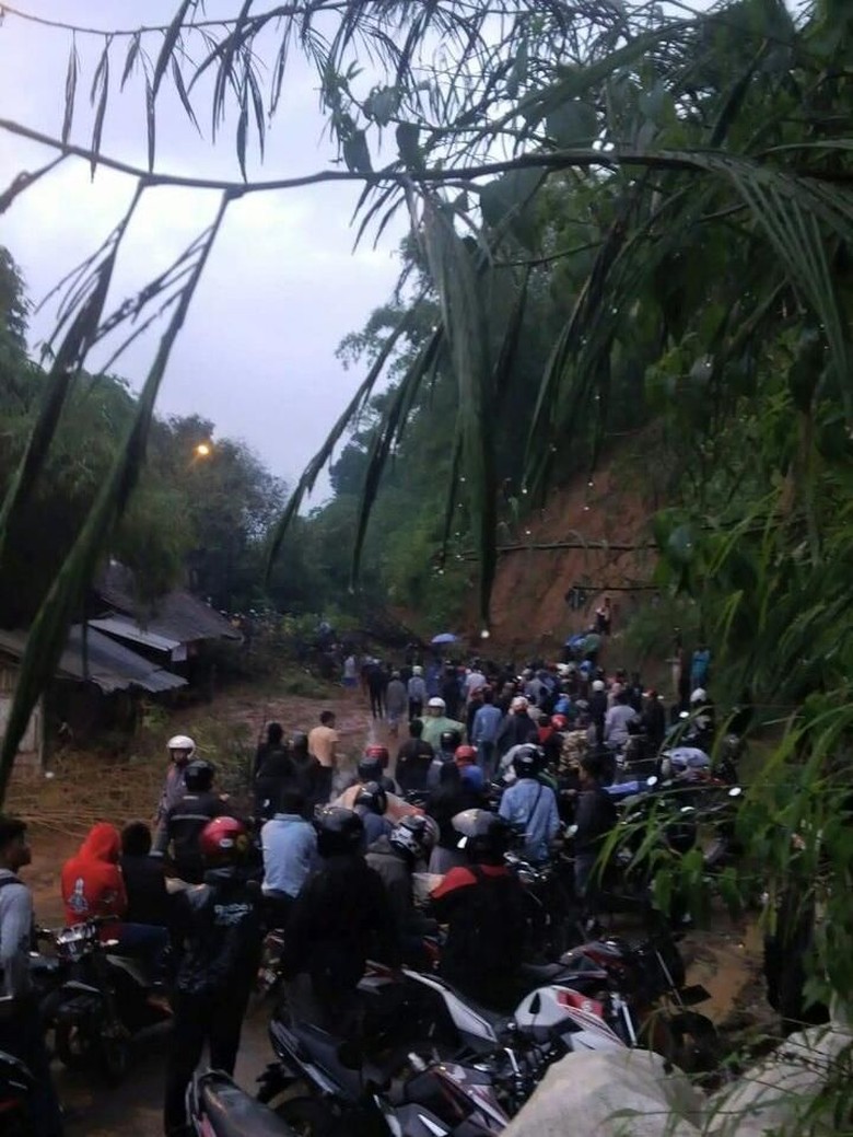 Longsor di Pangalengan, Akses Jalan Sempat Terputus Longsor di Pangalengan, Akses Jalan Sempat Terputus