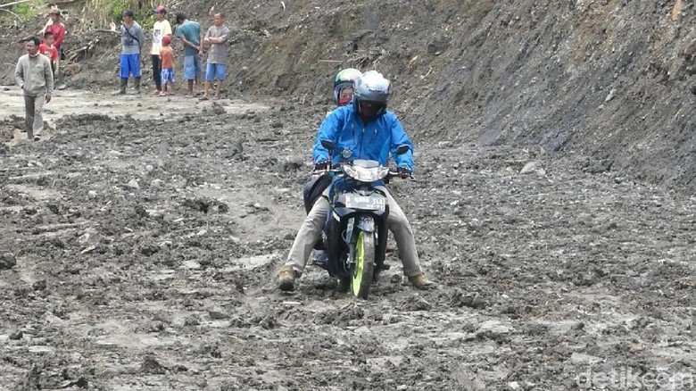 Meski Licin Jalan Banjarnegara-Pekalong sudah Bisa Dilalui Motor Meski Licin Jalan Banjarnegara-Pekalong sudah Bisa Dilalui Motor