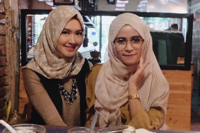 Di kesehariannya, Lisya Nurrahmi memilih hijab yang simple. Ia pernah terlihat memakai hijab pashmina bermotif dengan warna yang netral. Hijab sederhana membuat wajahnya yang manis semakin memukau. Foto: Instagram
