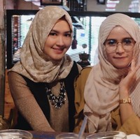 Di kesehariannya, Lisya Nurrahmi memilih hijab yang simple. Ia pernah terlihat memakai hijab pashmina bermotif dengan warna yang netral. Hijab sederhana membuat wajahnya yang manis semakin memukau. Foto: Instagram