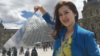 Mumpung di Paris, dirinya juga menyempatkan berfoto di Musee du Louvre (gracenat/Instagram)