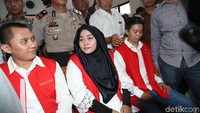 Ekspresi tenang Andika dan Anniesa sebelum menjalani sidang.