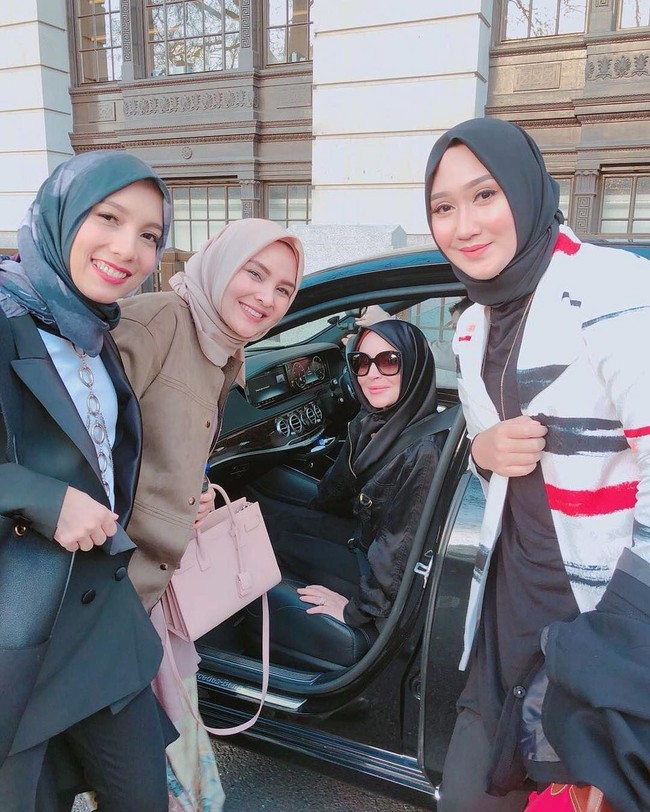 Tak hanya berfoto bersama desainer Arab, ia pun berfoto bersama desainer hijab Indonesia seperti Dian Pelangi, Jenahara, dan Ria Miranda. Ketiga desainer tersebut ikut memamerkan karyanya di London Modest Fashion Week 2018. Foto: Instagram
