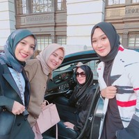 Tak hanya berfoto bersama desainer Arab, ia pun berfoto bersama desainer hijab Indonesia seperti Dian Pelangi, Jenahara, dan Ria Miranda. Ketiga desainer tersebut ikut memamerkan karyanya di London Modest Fashion Week 2018. Foto: Instagram