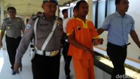 Untuk memastikan kondisi kejiwaan, ia akan dites oleh tim medis RS Bhayangkara Polda Jatim (Foto: Eko Sudjarwo, Hilda Meilisa R)