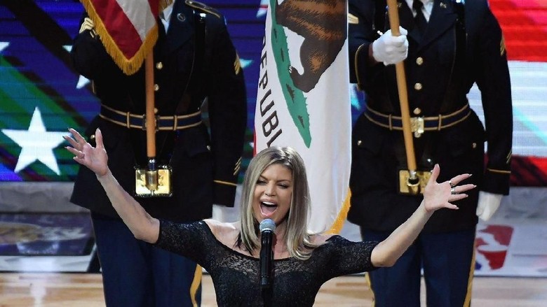 Bikin Improvisasi Lagu Kebangsaan AS di NBA All-Star, Fergie Dikritik Bikin Improvisasi Lagu Kebangsaan AS di NBA All-Star, Fergie Dikritik