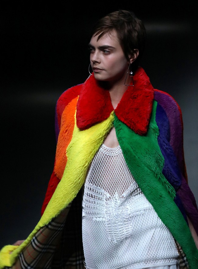 Muncul dengan rambut pendeknya yang maskulin, Cara Delevingne tak kehilangan gaya khasnya yang edgy. (Foto: REUTERS/Paul Hackett)