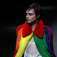 Muncul dengan rambut pendeknya yang maskulin, Cara Delevingne tak kehilangan gaya khasnya yang edgy. (Foto: REUTERS/Paul Hackett)