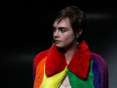 Cara Delevingne memakai mantel berbulu di fashion show Burberry yang digelar dalam London Fashion Week Februari lalu.