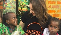 Anak-anak Wamena yang tampak bercanda dengan Chelsea Islan (chelseaislan/Instagram)