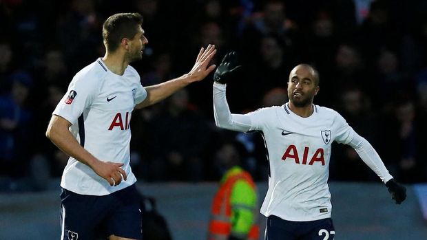 Lucas Moura (kanan) mencetak gol penyeimbang Tottenham Hotspur ke gawang Rochdale pada laga babak V Piala FA, Minggu (18/2).