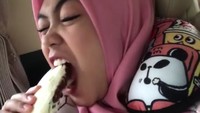 Foto yang ini juga masih dalam rangka menjaga warna lipstik agar tetap ON. Santapannya kali ini adalah roti sandwich. Foto: instagram @riaricis1795