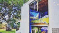 Chrissie Junge telah mengubah gagasan kepemilikan rumah di dalam pikirannya, sebaliknya dia memilih tinggal di mana saja di kota Brisbane, Queensland di bak belakang truk Mazda T600 tahun 2000 miliknya. 