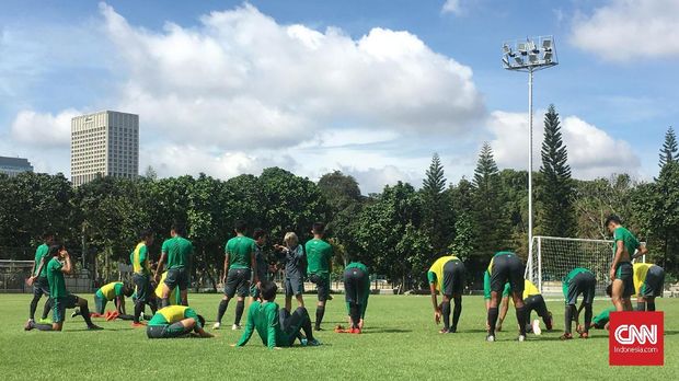 Luis Milla melakukan eksperimen, salah satunya mengutak-atik posisi pemain di skuatnya. (