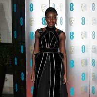 Lupita NyongO selalu sukses tampil menawan. Dalam ajang BAFTA 2018, pemain film Black Panther tersebut mengenakan dress struktural keluaran Elie Saab. Foto: Getty Images