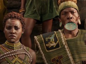 Inilah Suku dengan Piringan di Bibir yang Dipimpin Black Panther