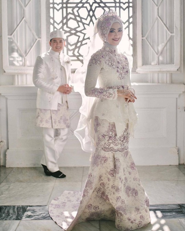 Hijab yang ia kenakan juga sangat manis. Ia memadukan hijab beraksen bordir dengan veil berbahan lace. Sebuah tiara yang indah menjadi sentuhan akhir yang menawan. Foto: instagram.com/xhdrx