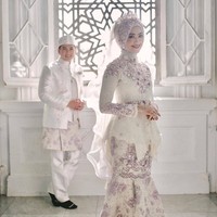 Hijab yang ia kenakan juga sangat manis. Ia memadukan hijab beraksen bordir dengan veil berbahan lace. Sebuah tiara yang indah menjadi sentuhan akhir yang menawan. Foto: instagram.com/xhdrx