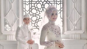 10 Gaya Hijab Pramugari Cantik, Istri Baru Tommy Kurniawan