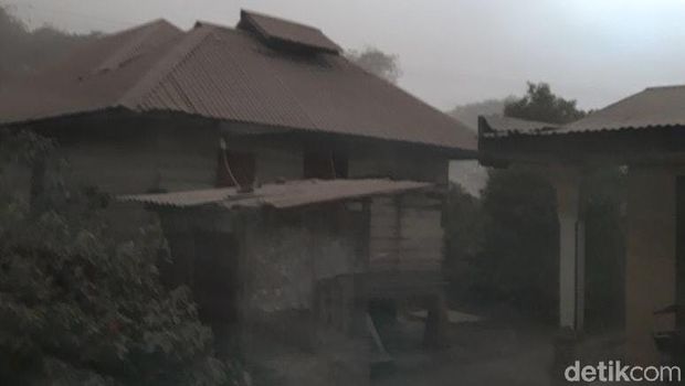 Gunung Sinabung Semburkan Abu Vulkanik 5 Km, 4 Kecamatan Terdampak