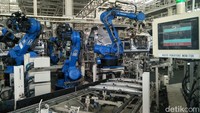Di pabrik ini semua proses produksi dikerjakan oleh 217 robot (handling, spot welding, dan sealer) dan 1.290 manusia. Foto: Ruly Kurniawan
