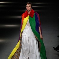 Ia menebar pesonanya dalam balutan gaun putih yang dibungkus dengan mantel bulu tebal berwarna pelangi. (Foto: REUTERS/Paul Hackett)