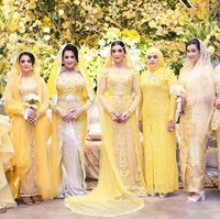 Serba kuning menjadi pilihan Tasya Farasya untuk hari pernikahannya. Mulai dari dekorasi, gaun pengantin, busana ibu kedua mempelai, dan baju anggota keluarga wanita kedua mempelai, semuanya serba kuning. Foto: Instagram