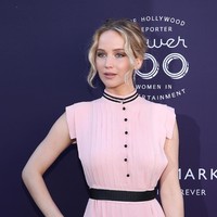 Pose andalan Jennifer Lawrence adalah menaruh satu tangannya di atas pinggul. Trik ini bisa mengaksentuasi pinggang dan memberi kesan lebih percaya diri. Foto: Getty Images