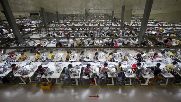FILE PHOTO: Labourers work at a garment factory in Bac Giang province, near Hanoi October 21, 2015. REUTERS/Kham/File Photo                              GLOBAL BUSINESS WEEK AHEAD        SEARCH GLOBAL BUSINESS 29 JAN FOR ALL IMAGES