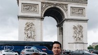 Bersama suaminya, Kenzo Alexander Osmond dan buah hatinya, Grace Natalie pernah plesiran ke Eropa. Mereka berfoto di Arc de Triomphe, monumen paling terkenal di Paris (gracenat/Instagram)