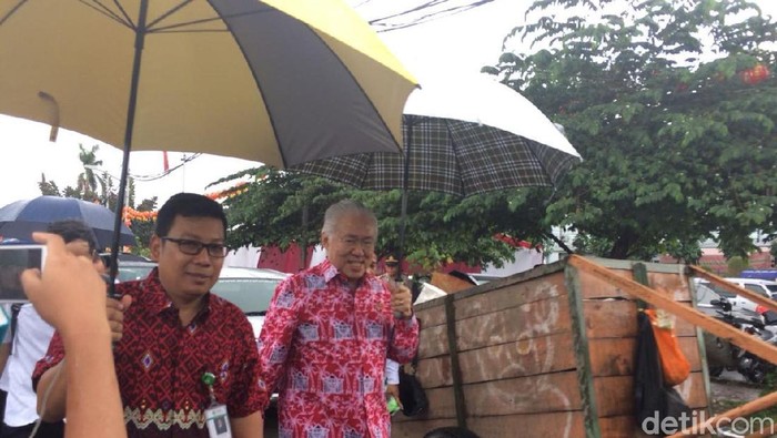 Pakai Payung Mendag Cek Kualitas Beras di Cipinang, Apa Hasilnya?