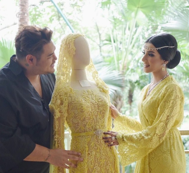 Di hari akad nikahnya itu Tasya memilih mengenakan kebaya kuning rancangan Ivan Gunawan. Kebaya panjang tersebut memiliki desain full lace yang memberikan kesan anggun dan mewah. Foto: Instagram