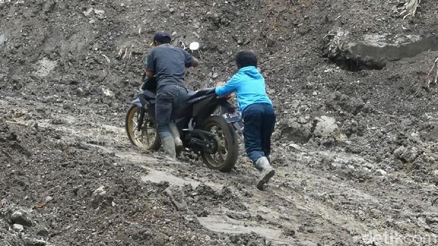Warga bantu dorong motor