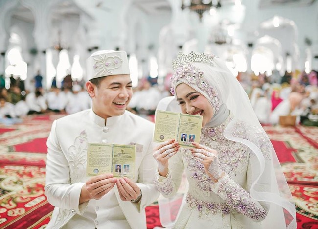 Menjalani akad nikah, Lisya Nurrahmi kembali tampil memukau dengan kebaya modern bertabur payet. Ia memakai kebaya dengan potongan peplum dengan bagian rok berpotongan lonceng. Foto: instagram.com/xhdrx
