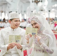 Menjalani akad nikah, Lisya Nurrahmi kembali tampil memukau dengan kebaya modern bertabur payet. Ia memakai kebaya dengan potongan peplum dengan bagian rok berpotongan lonceng. Foto: instagram.com/xhdrx