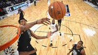 Giannis Antetokounmpo dari tim Stpehen melakukan blok (Pool/Getty Images)