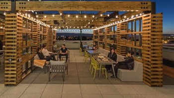 Tampak suasana malam hari, terlihat seperti bukan kantor. (Foto: Emily Hagopian/Business Insider)