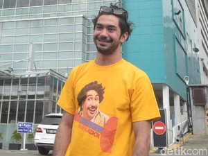 Reza Rahadian Rayakan Ultah Sambil Kerja