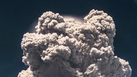 Erupsi dengan tinggi kolom 5.000 meter (Foto: ANTARA FOTO/Tibta Peranginangin)