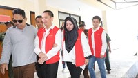 Anniesa menggandeng suaminya, Andika Surachman saat menghadiri sidang perdana di PN Depok.