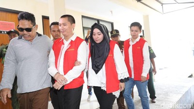 Foto: Raut Wajah Bos First Travel Saat Jalani Sidang Perdana