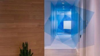 Ruang kerja kami menampilkan budaya kreatif, inovatif, dan kolaboratif kami dengan memberikan penekanan pada desain inspirasional dan estetika yang mencerminkan semangat brand kami, ujar Jonathan Francom, Adobe’s Vice President of Global Workplace Solutions. (Foto: Emily Hagopian/Business Insider)