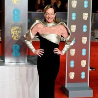 Meski membawa pulang piala, sayangnya pilihan busana Allison Janney di BAFTAs 2018 kurang menarik. Detail di bagian lengan gaun pemain I, Tonya tersebut tampak sedikit menggangu.  Foto: Getty Images