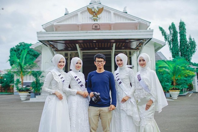 Finalis Putri Indonesia 2011 asal Aceh ini pun pernah berfoto mengenakan gaun elegan bersama putri Aceh lainnya. Ia sudah memakai hijab saat kontes kecantikan tersebut digelar. Foto: Instagram