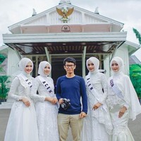 Finalis Putri Indonesia 2011 asal Aceh ini pun pernah berfoto mengenakan gaun elegan bersama putri Aceh lainnya. Ia sudah memakai hijab saat kontes kecantikan tersebut digelar. Foto: Instagram