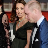 Penampilannya kali ini pun nampak terlihat perutnya yang mulai membesar karena tengah mengandung anak ketiga. Foto: Getty Images